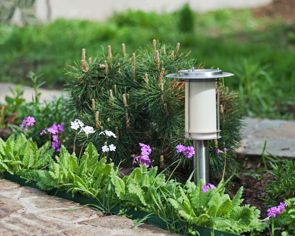 Comment fonctionne une lampe solaire de jardin ?